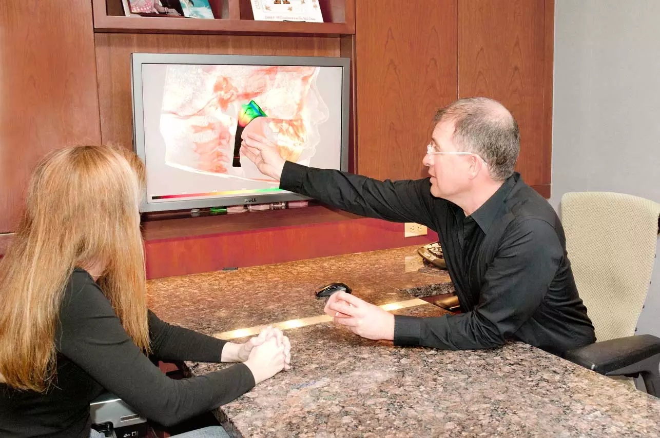 Dr-Q-explaining-a-treatment-Orthodontist-in-Coral-Gables